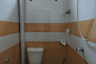 Shoplot 2 Tingkat di Padang Nenas, Gong Badak Berdekatan Bandar Baru Kuala Nerus, Terengganu