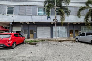 Shoplot 2 Tingkat di Padang Nenas, Gong Badak Berdekatan Bandar Baru Kuala Nerus, Terengganu