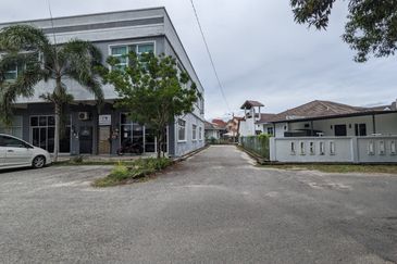 Shoplot 2 Tingkat di Padang Nenas, Gong Badak Berdekatan Bandar Baru Kuala Nerus, Terengganu