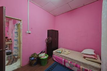 RUMAH TERES SETINGKAT DI TAMAN SAFIAH MURNI, PADANG MENGKUANG, BUKIT PAYONG TERENGGANU