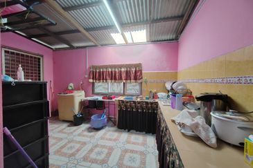 RUMAH TERES SETINGKAT DI TAMAN SAFIAH MURNI, PADANG MENGKUANG, BUKIT PAYONG TERENGGANU