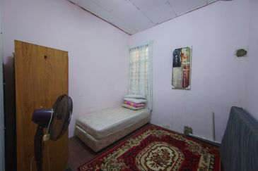 RUMAH TERES SETINGKAT DI TAMAN SAFIAH MURNI, PADANG MENGKUANG, BUKIT PAYONG TERENGGANU