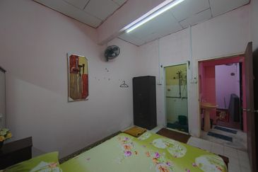 RUMAH TERES SETINGKAT DI TAMAN SAFIAH MURNI, PADANG MENGKUANG, BUKIT PAYONG TERENGGANU