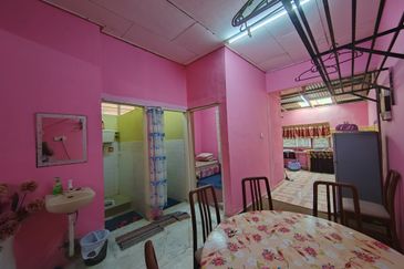 RUMAH TERES SETINGKAT DI TAMAN SAFIAH MURNI, PADANG MENGKUANG, BUKIT PAYONG TERENGGANU