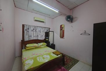 RUMAH TERES SETINGKAT DI TAMAN SAFIAH MURNI, PADANG MENGKUANG, BUKIT PAYONG TERENGGANU