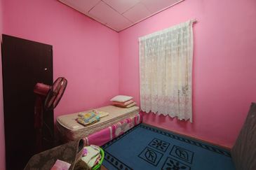 RUMAH TERES SETINGKAT DI TAMAN SAFIAH MURNI, PADANG MENGKUANG, BUKIT PAYONG TERENGGANU