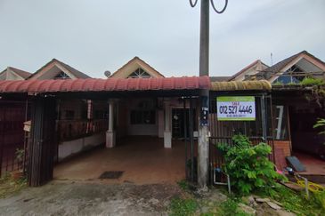 RUMAH TERES SETINGKAT DI TAMAN SAFIAH MURNI, PADANG MENGKUANG, BUKIT PAYONG TERENGGANU
