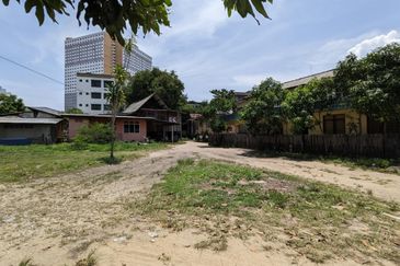 𝐓𝐚𝐧𝐚𝐡 𝐊𝐨𝐦𝐞𝐫𝐬𝐢𝐚𝐥 𝐬𝐚𝐢𝐳 𝟐𝟐𝟏𝟕𝐦² 𝐬𝐞𝐛𝐞𝐥𝐚𝐡 𝐁𝐮𝐥𝐚𝐭𝐚𝐧 𝐋𝐚𝐝𝐚𝐧𝐠 𝐝𝐢 𝐓𝐞𝐧𝐠𝐚𝐡 𝐏𝐮𝐬𝐚𝐭 𝐁𝐚𝐧𝐝𝐚𝐫 𝐊.𝐓𝐑𝐆