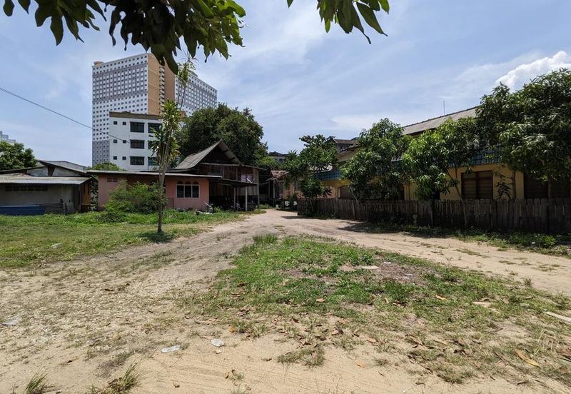 𝐓𝐚𝐧𝐚𝐡 𝐊𝐨𝐦𝐞𝐫𝐬𝐢𝐚𝐥 𝐬𝐚𝐢𝐳 𝟐𝟐𝟏𝟕𝐦² 𝐬𝐞𝐛𝐞𝐥𝐚𝐡 𝐁𝐮𝐥𝐚𝐭𝐚𝐧 𝐋𝐚𝐝𝐚𝐧𝐠 𝐝𝐢 𝐓𝐞𝐧𝐠𝐚𝐡 𝐏𝐮𝐬𝐚𝐭 𝐁𝐚𝐧𝐝𝐚𝐫 𝐊.𝐓𝐑𝐆