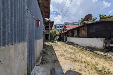 𝐓𝐚𝐧𝐚𝐡 𝐊𝐨𝐦𝐞𝐫𝐬𝐢𝐚𝐥 𝐬𝐚𝐢𝐳 𝟐𝟐𝟏𝟕𝐦² 𝐬𝐞𝐛𝐞𝐥𝐚𝐡 𝐁𝐮𝐥𝐚𝐭𝐚𝐧 𝐋𝐚𝐝𝐚𝐧𝐠 𝐝𝐢 𝐓𝐞𝐧𝐠𝐚𝐡 𝐏𝐮𝐬𝐚𝐭 𝐁𝐚𝐧𝐝𝐚𝐫 𝐊.𝐓𝐑𝐆