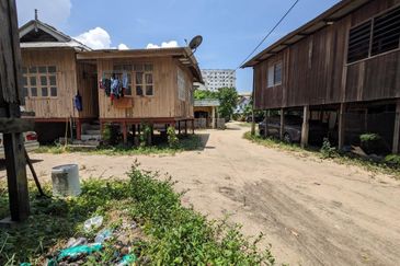 𝐓𝐚𝐧𝐚𝐡 𝐊𝐨𝐦𝐞𝐫𝐬𝐢𝐚𝐥 𝐬𝐚𝐢𝐳 𝟐𝟐𝟏𝟕𝐦² 𝐬𝐞𝐛𝐞𝐥𝐚𝐡 𝐁𝐮𝐥𝐚𝐭𝐚𝐧 𝐋𝐚𝐝𝐚𝐧𝐠 𝐝𝐢 𝐓𝐞𝐧𝐠𝐚𝐡 𝐏𝐮𝐬𝐚𝐭 𝐁𝐚𝐧𝐝𝐚𝐫 𝐊.𝐓𝐑𝐆