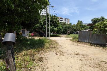 𝐓𝐚𝐧𝐚𝐡 𝐊𝐨𝐦𝐞𝐫𝐬𝐢𝐚𝐥 𝐬𝐚𝐢𝐳 𝟐𝟐𝟏𝟕𝐦² 𝐬𝐞𝐛𝐞𝐥𝐚𝐡 𝐁𝐮𝐥𝐚𝐭𝐚𝐧 𝐋𝐚𝐝𝐚𝐧𝐠 𝐝𝐢 𝐓𝐞𝐧𝐠𝐚𝐡 𝐏𝐮𝐬𝐚𝐭 𝐁𝐚𝐧𝐝𝐚𝐫 𝐊.𝐓𝐑𝐆