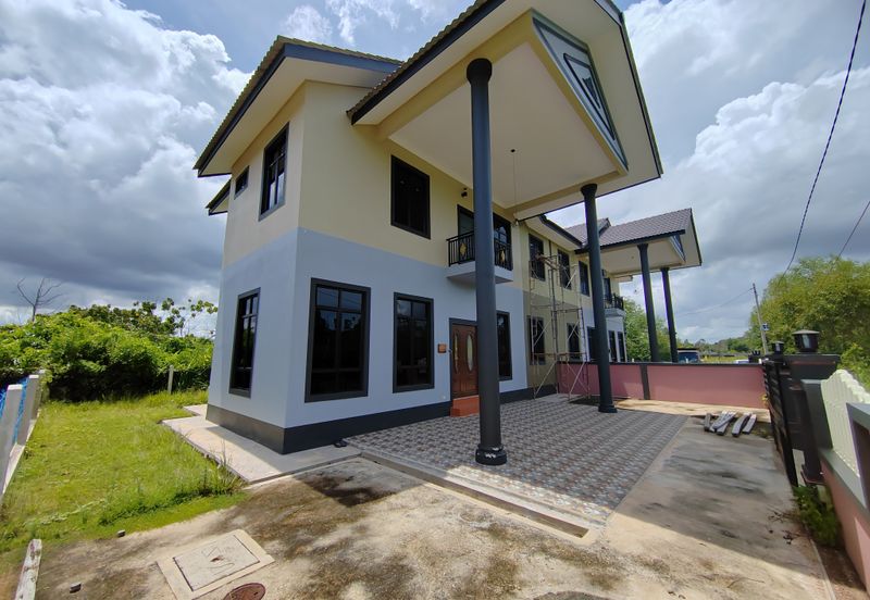 𝐑𝐔𝐌𝐀𝐇 𝐒𝐄𝐌𝐈-𝐃 𝟐 𝐓𝐈𝐍𝐆𝐊𝐀𝐓 𝐃𝐈 𝐊𝐆. 𝐏𝐀𝐃𝐀𝐍𝐆 𝐍𝐄𝐍𝐀𝐒 𝐁𝐄𝐑𝐃𝐄𝐊𝐀𝐓𝐀𝐍 𝐁𝐀𝐍𝐃𝐀𝐑 𝐁𝐀𝐑𝐔 𝐊𝐔𝐀𝐋𝐀 𝐍𝐄𝐑𝐔𝐒