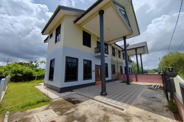 𝐑𝐔𝐌𝐀𝐇 𝐒𝐄𝐌𝐈-𝐃 𝟐 𝐓𝐈𝐍𝐆𝐊𝐀𝐓 𝐃𝐈 𝐊𝐆. 𝐏𝐀𝐃𝐀𝐍𝐆 𝐍𝐄𝐍𝐀𝐒 𝐁𝐄𝐑𝐃𝐄𝐊𝐀𝐓𝐀𝐍 𝐁𝐀𝐍𝐃𝐀𝐑 𝐁𝐀𝐑𝐔 𝐊𝐔𝐀𝐋𝐀 𝐍𝐄𝐑𝐔𝐒