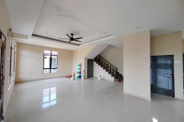 𝐑𝐔𝐌𝐀𝐇 𝐒𝐄𝐌𝐈-𝐃 𝟐 𝐓𝐈𝐍𝐆𝐊𝐀𝐓 𝐃𝐈 𝐊𝐆. 𝐏𝐀𝐃𝐀𝐍𝐆 𝐍𝐄𝐍𝐀𝐒 𝐁𝐄𝐑𝐃𝐄𝐊𝐀𝐓𝐀𝐍 𝐁𝐀𝐍𝐃𝐀𝐑 𝐁𝐀𝐑𝐔 𝐊𝐔𝐀𝐋𝐀 𝐍𝐄𝐑𝐔𝐒