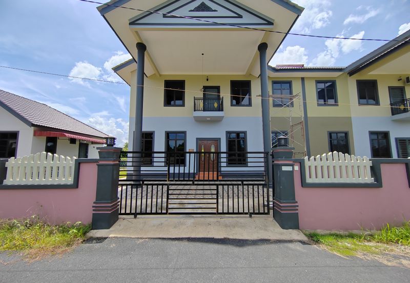 𝐑𝐔𝐌𝐀𝐇 𝐒𝐄𝐌𝐈-𝐃 𝟐 𝐓𝐈𝐍𝐆𝐊𝐀𝐓 𝐃𝐈 𝐊𝐆. 𝐏𝐀𝐃𝐀𝐍𝐆 𝐍𝐄𝐍𝐀𝐒 𝐁𝐄𝐑𝐃𝐄𝐊𝐀𝐓𝐀𝐍 𝐁𝐀𝐍𝐃𝐀𝐑 𝐁𝐀𝐑𝐔 𝐊𝐔𝐀𝐋𝐀 𝐍𝐄𝐑𝐔𝐒