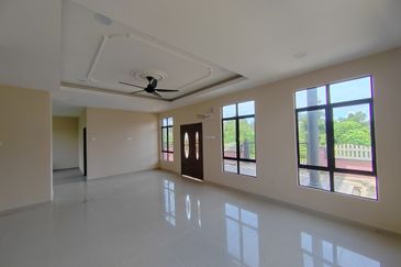 𝐑𝐔𝐌𝐀𝐇 𝐒𝐄𝐌𝐈-𝐃 𝟐 𝐓𝐈𝐍𝐆𝐊𝐀𝐓 𝐃𝐈 𝐊𝐆. 𝐏𝐀𝐃𝐀𝐍𝐆 𝐍𝐄𝐍𝐀𝐒 𝐁𝐄𝐑𝐃𝐄𝐊𝐀𝐓𝐀𝐍 𝐁𝐀𝐍𝐃𝐀𝐑 𝐁𝐀𝐑𝐔 𝐊𝐔𝐀𝐋𝐀 𝐍𝐄𝐑𝐔𝐒