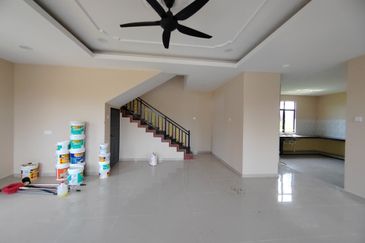 𝐑𝐔𝐌𝐀𝐇 𝐒𝐄𝐌𝐈-𝐃 𝟐 𝐓𝐈𝐍𝐆𝐊𝐀𝐓 𝐃𝐈 𝐊𝐆. 𝐏𝐀𝐃𝐀𝐍𝐆 𝐍𝐄𝐍𝐀𝐒 𝐁𝐄𝐑𝐃𝐄𝐊𝐀𝐓𝐀𝐍 𝐁𝐀𝐍𝐃𝐀𝐑 𝐁𝐀𝐑𝐔 𝐊𝐔𝐀𝐋𝐀 𝐍𝐄𝐑𝐔𝐒