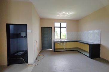 𝐑𝐔𝐌𝐀𝐇 𝐒𝐄𝐌𝐈-𝐃 𝟐 𝐓𝐈𝐍𝐆𝐊𝐀𝐓 𝐃𝐈 𝐊𝐆. 𝐏𝐀𝐃𝐀𝐍𝐆 𝐍𝐄𝐍𝐀𝐒 𝐁𝐄𝐑𝐃𝐄𝐊𝐀𝐓𝐀𝐍 𝐁𝐀𝐍𝐃𝐀𝐑 𝐁𝐀𝐑𝐔 𝐊𝐔𝐀𝐋𝐀 𝐍𝐄𝐑𝐔𝐒