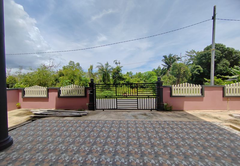 𝐑𝐔𝐌𝐀𝐇 𝐒𝐄𝐌𝐈-𝐃 𝟐 𝐓𝐈𝐍𝐆𝐊𝐀𝐓 𝐃𝐈 𝐊𝐆. 𝐏𝐀𝐃𝐀𝐍𝐆 𝐍𝐄𝐍𝐀𝐒 𝐁𝐄𝐑𝐃𝐄𝐊𝐀𝐓𝐀𝐍 𝐁𝐀𝐍𝐃𝐀𝐑 𝐁𝐀𝐑𝐔 𝐊𝐔𝐀𝐋𝐀 𝐍𝐄𝐑𝐔𝐒