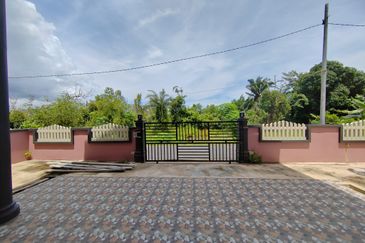 𝐑𝐔𝐌𝐀𝐇 𝐒𝐄𝐌𝐈-𝐃 𝟐 𝐓𝐈𝐍𝐆𝐊𝐀𝐓 𝐃𝐈 𝐊𝐆. 𝐏𝐀𝐃𝐀𝐍𝐆 𝐍𝐄𝐍𝐀𝐒 𝐁𝐄𝐑𝐃𝐄𝐊𝐀𝐓𝐀𝐍 𝐁𝐀𝐍𝐃𝐀𝐑 𝐁𝐀𝐑𝐔 𝐊𝐔𝐀𝐋𝐀 𝐍𝐄𝐑𝐔𝐒