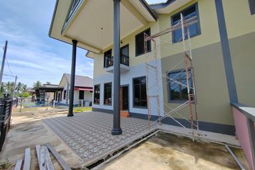 𝐑𝐔𝐌𝐀𝐇 𝐒𝐄𝐌𝐈-𝐃 𝟐 𝐓𝐈𝐍𝐆𝐊𝐀𝐓 𝐃𝐈 𝐊𝐆. 𝐏𝐀𝐃𝐀𝐍𝐆 𝐍𝐄𝐍𝐀𝐒 𝐁𝐄𝐑𝐃𝐄𝐊𝐀𝐓𝐀𝐍 𝐁𝐀𝐍𝐃𝐀𝐑 𝐁𝐀𝐑𝐔 𝐊𝐔𝐀𝐋𝐀 𝐍𝐄𝐑𝐔𝐒