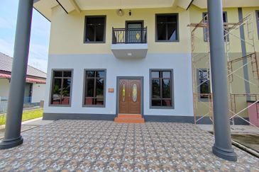 𝐑𝐔𝐌𝐀𝐇 𝐒𝐄𝐌𝐈-𝐃 𝟐 𝐓𝐈𝐍𝐆𝐊𝐀𝐓 𝐃𝐈 𝐊𝐆. 𝐏𝐀𝐃𝐀𝐍𝐆 𝐍𝐄𝐍𝐀𝐒 𝐁𝐄𝐑𝐃𝐄𝐊𝐀𝐓𝐀𝐍 𝐁𝐀𝐍𝐃𝐀𝐑 𝐁𝐀𝐑𝐔 𝐊𝐔𝐀𝐋𝐀 𝐍𝐄𝐑𝐔𝐒