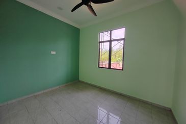 𝐑𝐔𝐌𝐀𝐇 𝐒𝐄𝐌𝐈-𝐃 𝟐 𝐓𝐈𝐍𝐆𝐊𝐀𝐓 𝐃𝐈 𝐊𝐆. 𝐏𝐀𝐃𝐀𝐍𝐆 𝐍𝐄𝐍𝐀𝐒 𝐁𝐄𝐑𝐃𝐄𝐊𝐀𝐓𝐀𝐍 𝐁𝐀𝐍𝐃𝐀𝐑 𝐁𝐀𝐑𝐔 𝐊𝐔𝐀𝐋𝐀 𝐍𝐄𝐑𝐔𝐒