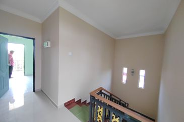 𝐑𝐔𝐌𝐀𝐇 𝐒𝐄𝐌𝐈-𝐃 𝟐 𝐓𝐈𝐍𝐆𝐊𝐀𝐓 𝐃𝐈 𝐊𝐆. 𝐏𝐀𝐃𝐀𝐍𝐆 𝐍𝐄𝐍𝐀𝐒 𝐁𝐄𝐑𝐃𝐄𝐊𝐀𝐓𝐀𝐍 𝐁𝐀𝐍𝐃𝐀𝐑 𝐁𝐀𝐑𝐔 𝐊𝐔𝐀𝐋𝐀 𝐍𝐄𝐑𝐔𝐒