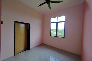 𝐑𝐔𝐌𝐀𝐇 𝐒𝐄𝐌𝐈-𝐃 𝟐 𝐓𝐈𝐍𝐆𝐊𝐀𝐓 𝐃𝐈 𝐊𝐆. 𝐏𝐀𝐃𝐀𝐍𝐆 𝐍𝐄𝐍𝐀𝐒 𝐁𝐄𝐑𝐃𝐄𝐊𝐀𝐓𝐀𝐍 𝐁𝐀𝐍𝐃𝐀𝐑 𝐁𝐀𝐑𝐔 𝐊𝐔𝐀𝐋𝐀 𝐍𝐄𝐑𝐔𝐒