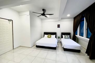 Homestay Shoplot 4 Tingkat di Pusat Bandar Kuala Terengganu sebelah Kedai Roti Sweden & BSN