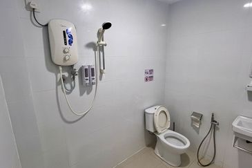 Homestay Shoplot 4 Tingkat di Pusat Bandar Kuala Terengganu sebelah Kedai Roti Sweden & BSN