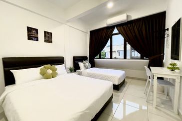 Homestay Shoplot 4 Tingkat di Pusat Bandar Kuala Terengganu sebelah Kedai Roti Sweden & BSN