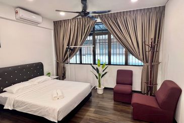 Homestay Shoplot 4 Tingkat di Pusat Bandar Kuala Terengganu sebelah Kedai Roti Sweden & BSN