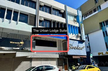 Homestay Shoplot 4 Tingkat di Pusat Bandar Kuala Terengganu sebelah Kedai Roti Sweden & BSN