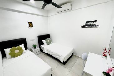 Homestay Shoplot 4 Tingkat di Pusat Bandar Kuala Terengganu sebelah Kedai Roti Sweden & BSN