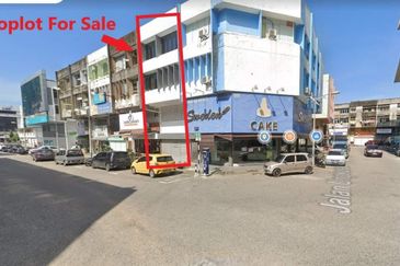 Homestay Shoplot 4 Tingkat di Pusat Bandar Kuala Terengganu sebelah Kedai Roti Sweden & BSN