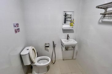 Homestay Shoplot 4 Tingkat di Pusat Bandar Kuala Terengganu sebelah Kedai Roti Sweden & BSN