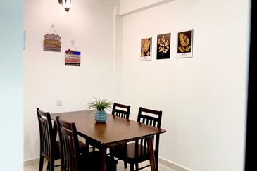 Homestay Shoplot 4 Tingkat di Pusat Bandar Kuala Terengganu sebelah Kedai Roti Sweden & BSN
