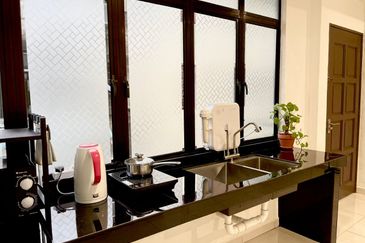 Homestay Shoplot 4 Tingkat di Pusat Bandar Kuala Terengganu sebelah Kedai Roti Sweden & BSN