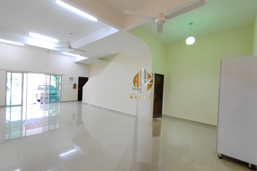 𝗥𝗨𝗠𝗔𝗛 𝗧𝗘𝗥𝗘𝗦 𝟮 𝗧𝗜𝗡𝗚𝗞𝗔𝗧 𝐈𝐍𝐓𝐄𝐑𝐌𝐄𝐃𝐈𝐀𝐓𝐄 𝗗𝗜 𝗧𝗔𝗠𝗔𝗡 𝗗𝗘𝗦𝗔 𝗬𝗧 𝗛𝗔𝗗𝗔𝗣𝗔𝗡 𝗦𝗧𝗔𝗗𝗜𝗨𝗠 𝗚𝗢𝗡𝗚 𝗕𝗔𝗗𝗔𝗞