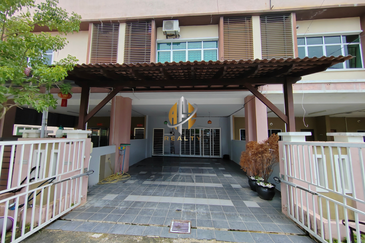 𝗥𝗨𝗠𝗔𝗛 𝗧𝗘𝗥𝗘𝗦 𝟮 𝗧𝗜𝗡𝗚𝗞𝗔𝗧 𝐈𝐍𝐓𝐄𝐑𝐌𝐄𝐃𝐈𝐀𝐓𝐄 𝗗𝗜 𝗧𝗔𝗠𝗔𝗡 𝗗𝗘𝗦𝗔 𝗬𝗧 𝗛𝗔𝗗𝗔𝗣𝗔𝗡 𝗦𝗧𝗔𝗗𝗜𝗨𝗠 𝗚𝗢𝗡𝗚 𝗕𝗔𝗗𝗔𝗞