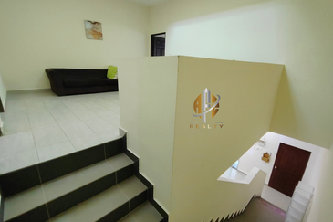 𝗥𝗨𝗠𝗔𝗛 𝗧𝗘𝗥𝗘𝗦 𝟮 𝗧𝗜𝗡𝗚𝗞𝗔𝗧 𝐈𝐍𝐓𝐄𝐑𝐌𝐄𝐃𝐈𝐀𝐓𝐄 𝗗𝗜 𝗧𝗔𝗠𝗔𝗡 𝗗𝗘𝗦𝗔 𝗬𝗧 𝗛𝗔𝗗𝗔𝗣𝗔𝗡 𝗦𝗧𝗔𝗗𝗜𝗨𝗠 𝗚𝗢𝗡𝗚 𝗕𝗔𝗗𝗔𝗞