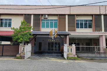 𝗥𝗨𝗠𝗔𝗛 𝗧𝗘𝗥𝗘𝗦 𝟮 𝗧𝗜𝗡𝗚𝗞𝗔𝗧 𝐈𝐍𝐓𝐄𝐑𝐌𝐄𝐃𝐈𝐀𝐓𝐄 𝗗𝗜 𝗧𝗔𝗠𝗔𝗡 𝗗𝗘𝗦𝗔 𝗬𝗧 𝗛𝗔𝗗𝗔𝗣𝗔𝗡 𝗦𝗧𝗔𝗗𝗜𝗨𝗠 𝗚𝗢𝗡𝗚 𝗕𝗔𝗗𝗔𝗞