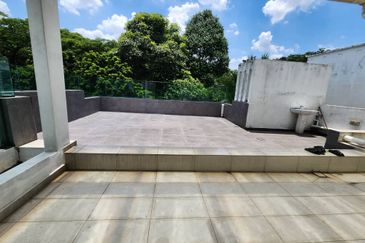 Corner with Huge side land, 5000sf, 2.5 storey USJ Heights