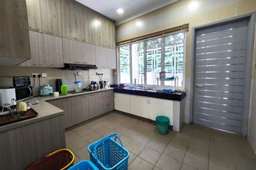 Corner with Huge side land, 5000sf, 2.5 storey USJ Heights