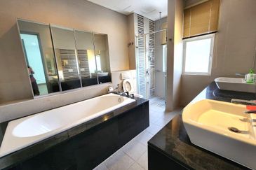 Corner with Huge side land, 5000sf, 2.5 storey USJ Heights