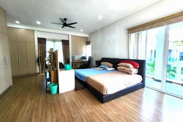 Corner with Huge side land, 5000sf, 2.5 storey USJ Heights