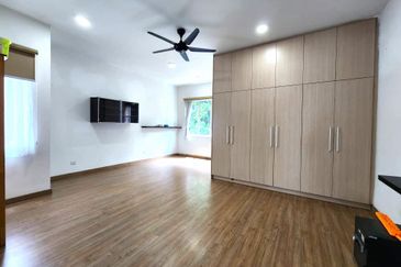 Corner with Huge side land, 5000sf, 2.5 storey USJ Heights