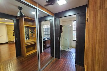 2.5 Storey Modern Villa on guarded street